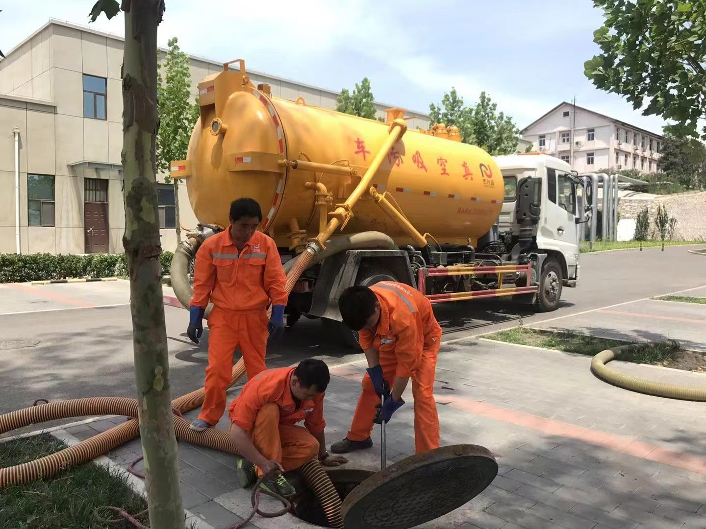 嘉兴管道疏通车停在窨井附近