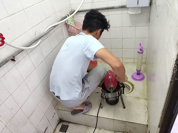 嘉兴肥皂掉到马桶里把马桶堵住了怎么办？马桶堵住了怎么办